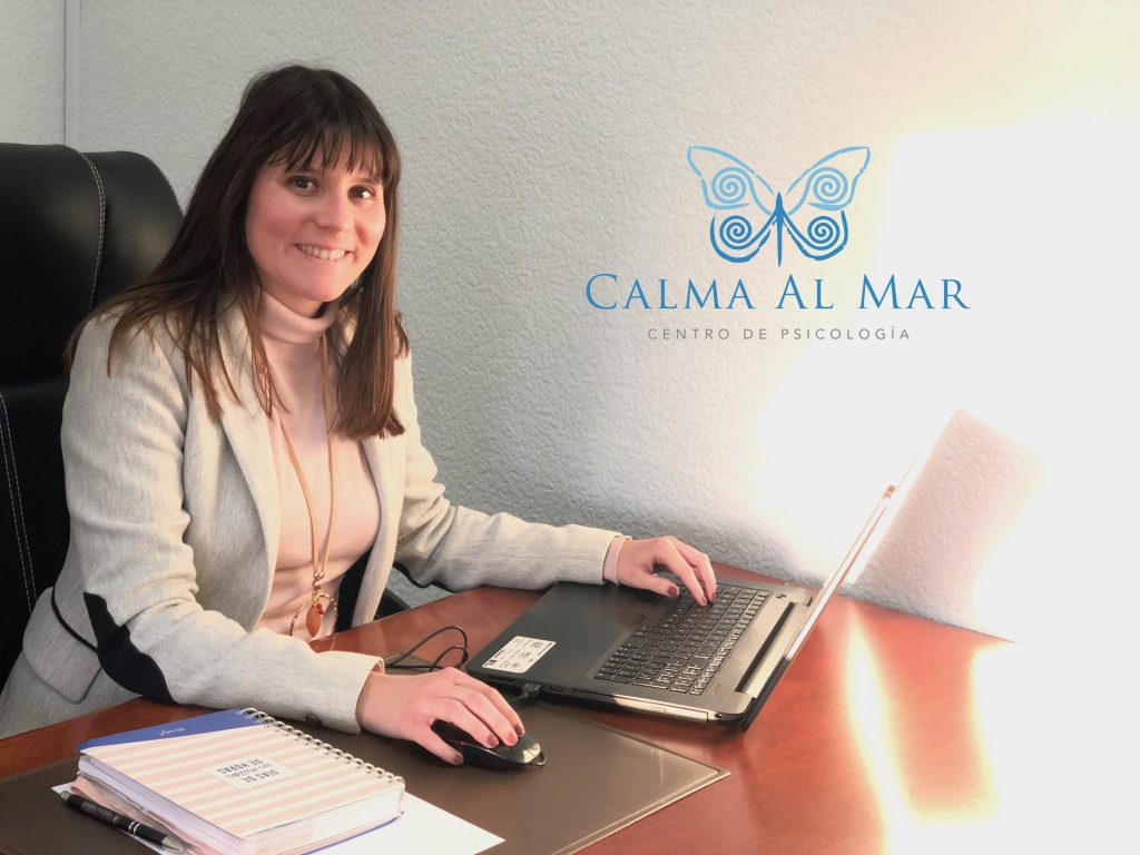 Estefanía Cárcel psicóloga en Valencia del equipo de Calma Al Mar, centro de Psicología