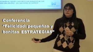 La psicóloga Estefanía Cárcel en un momento de la conferencia, en Valencia
