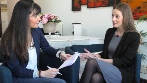 Rocío Penas (derecha) en un momento de la entrevista con la psicóloga Isabel Amat (izquierda)