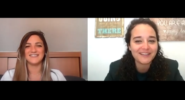 La psicóloga Laura Ruiz con la psicóloga Andrea Mezquida en un momento de la entrevista