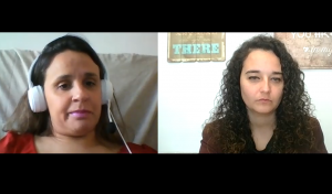 La psicóloga Rosalía Menéndez con la psicóloga Andrea Mezquida en un momento de la entrevista.