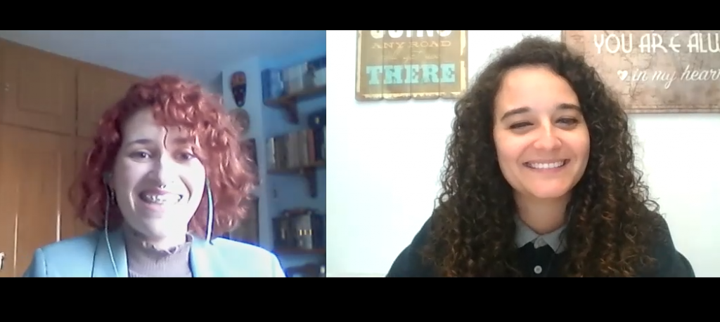 La psicóloga Rebeca Alcocer con la psicóloga Andrea Mezquida en un momento de la entrevista.
