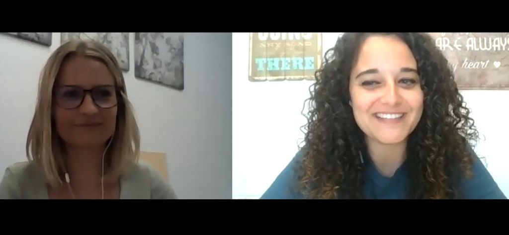La psicóloga Eva Díez con la psicóloga Andrea Mezquida en un momento de la entrevista.