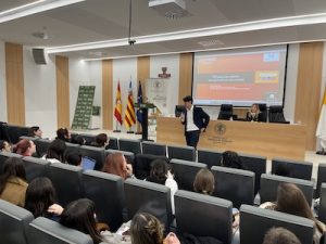 El psicólogo Ferrnando Pena en una conferencia en la Universidad Católica