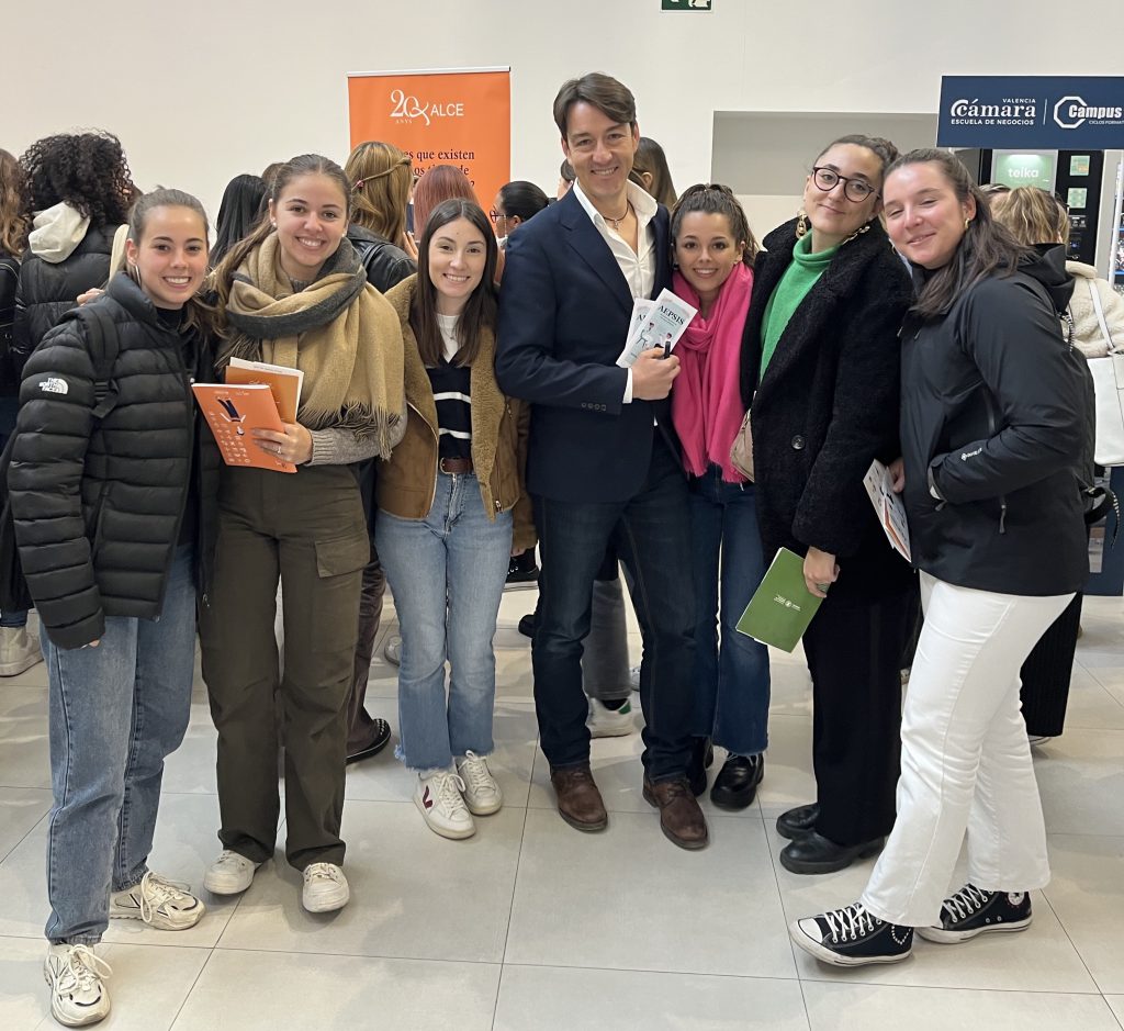 alumnos de la universidad católica de valencia con el psicólogo Fernando Pena