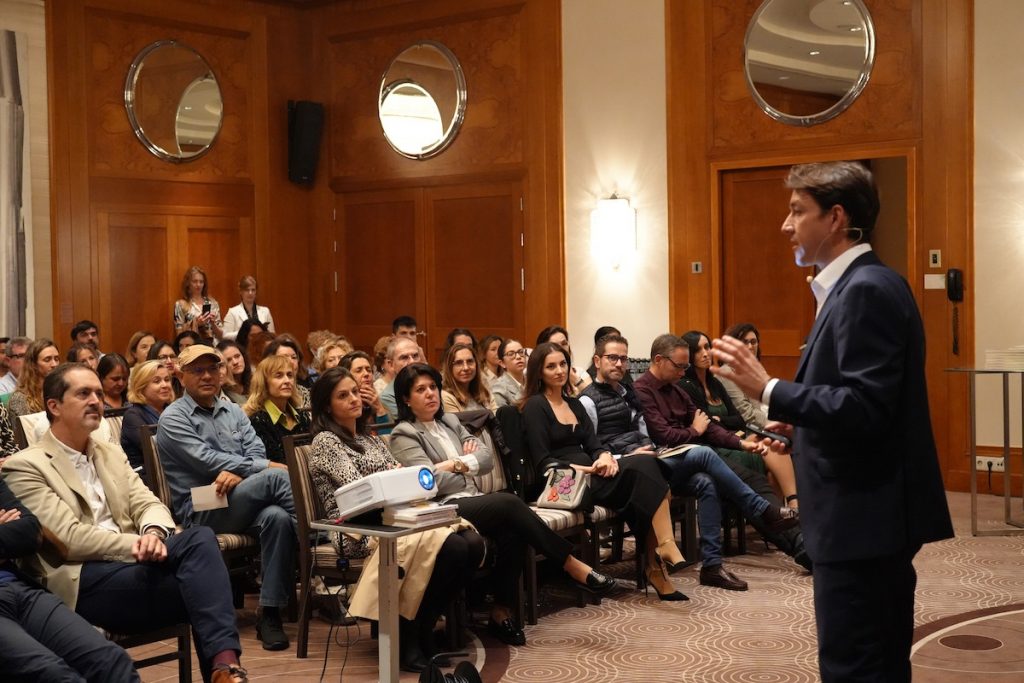 el psicólogo Fernando Pena impartiendo una conferencia de psicología